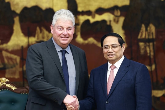PM urges world’s leading semiconductor group to set up R&D centre in Vietnam