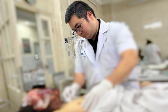 Bệnh viện Việt Đức cấp cứu nhiều ca đa chấn thương nghiêm trọng do sử dụng pháo nổ