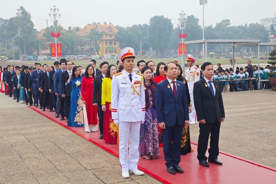 Đoàn đại biểu Ủy ban Pháp luật và Tư pháp báo công dâng Bác, vào Lăng viếng Chủ tịch Hồ Chí Minh