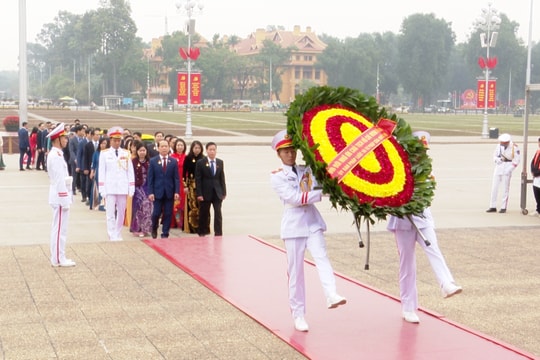 Đoàn đại biểu Ủy ban Pháp luật và Tư pháp viếng lăng Chủ tịch Hồ Chí Minh
