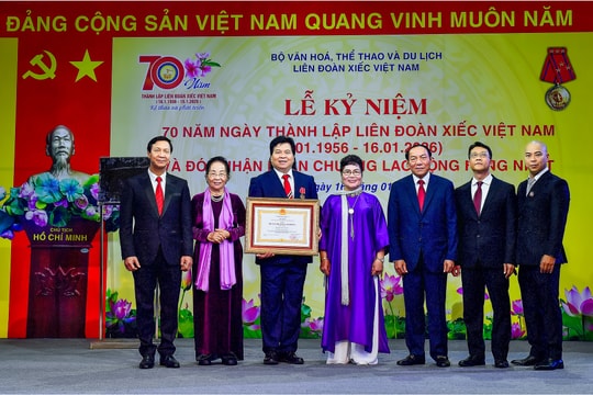 Liên đoàn Xiếc Việt Nam đón nhận Huân chương Lao động hạng Nhất