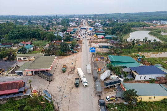 Cảnh sát giao thông siết chặt xử lý vi phạm tại nút giao Quốc lộ 9 - Cao tốc Bắc - Nam