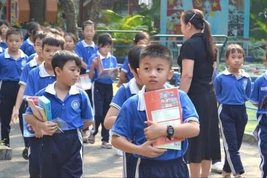 TP. Hồ Chí Minh: Yêu cầu không đặt nặng chuẩn quốc gia mà ưu tiên có chỗ học cho học sinh