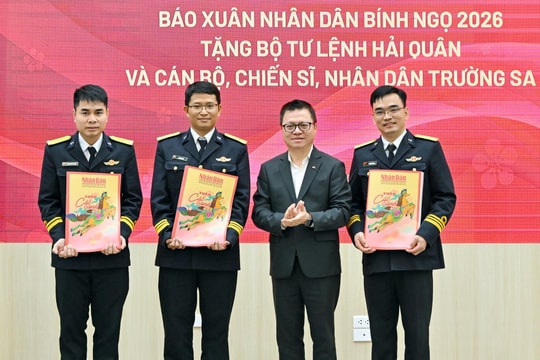 Trao tặng 5.000 tờ báo Xuân Nhân Dân cho cán bộ, chiến sĩ Hải quân và nhân dân Trường Sa