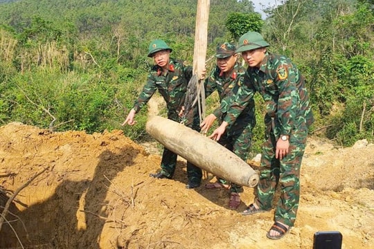 Nghệ An: Phát hiện quả bom 250kg khi đánh cá trên sông