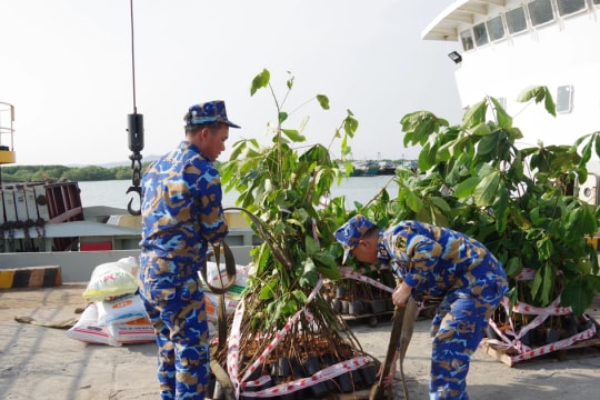 Lunar New Year gifts to come to Truong Sa Special Zone