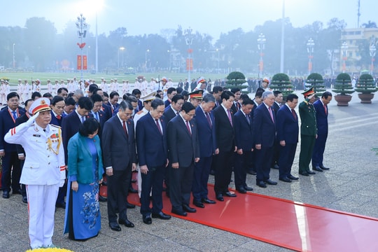 Đại biểu dự Đại hội XIV của Đảng viếng Chủ tịch Hồ Chí Minh
