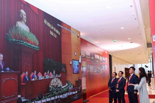 VNA photo exhibition highlights nation’s new era under Party leadership
