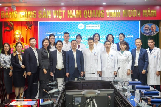 Vietcombank trao tặng trang thiết bị y tế và hỗ trợ người bệnh tại Bệnh viện Da liễu Trung ương