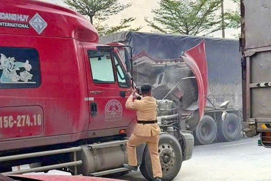 Hà Nội: CSGT kịp thời khống chế đám cháy trên xe container đang lưu thông