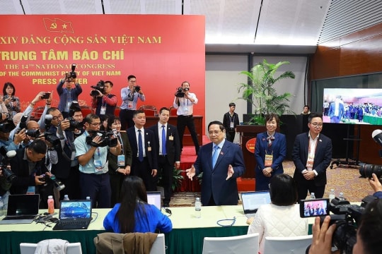 PM urges media to spotlight key outcomes of 14th Party Congress