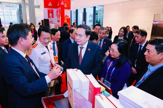Chủ tịch Quốc hội Trần Thanh Mẫn tham quan không gian trưng bày sách, báo chào mừng Đại hội XIV của Đảng
