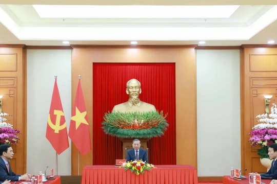 Russian President congratulates Vietnamese Party leader during phone talks