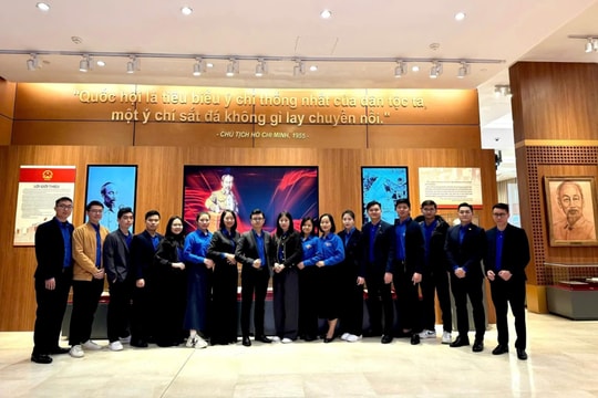 Đoàn Thanh niên Bảo hiểm tiền gửi Việt Nam tìm hiểu 80 năm Quốc hội