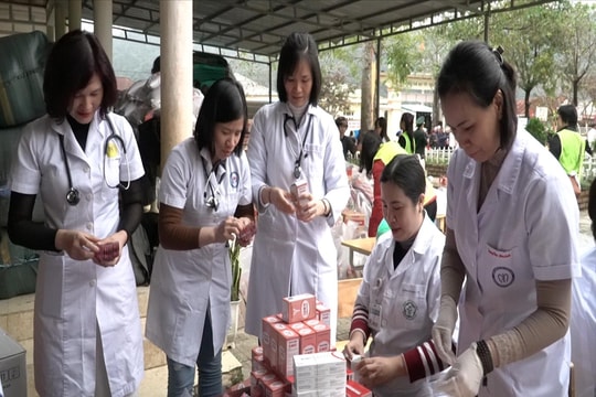 Xuân đến sớm nơi biên giới Việt - Lào