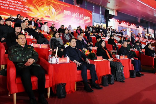 Chương trình nghệ thuật “Dưới lá cờ vẻ vang của Đảng”