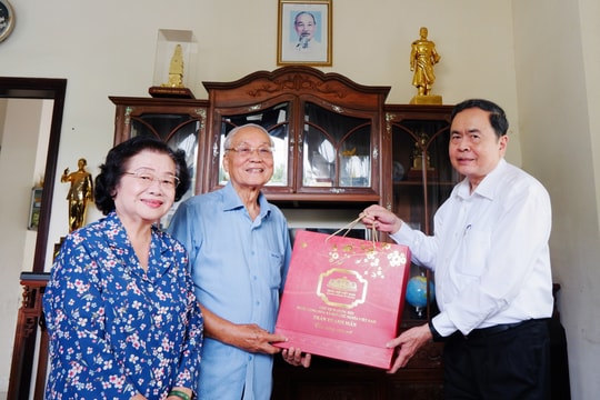 Chủ tịch Quốc hội Trần Thanh Mẫn thăm, chúc tết nguyên Phó Chủ tịch nước Trương Mỹ Hoa