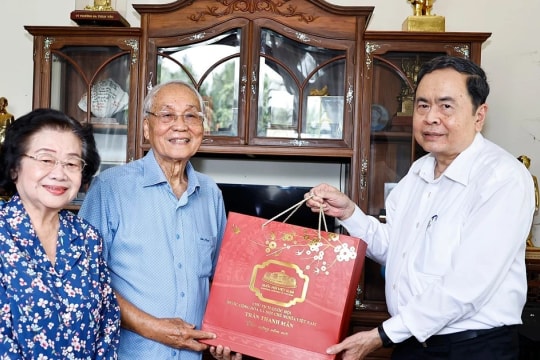 Top legislator pays tribute to former party, state leaders