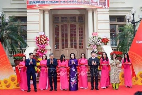 Trưng bày gần 800 tư liệu tại Triển lãm "Đảng cộng sản Việt Nam qua các kỳ Đại hội"