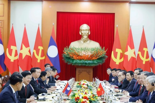 Top Vietnamese, Lao leaders hold talks in Hanoi