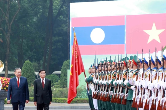 Party General Secretary chairs official welcome ceremony for top Lao leader