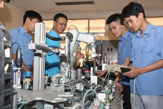 TP. Hồ Chí Minh: Phấn đấu tỷ lệ lao động có trình độ cao đẳng, đại học đạt 20% trở lên