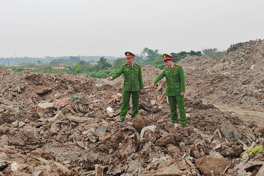 Hà Nội: Biến đất nông nghiệp Bát Tràng thành bãi thải lậu, 4 người bị khởi tố