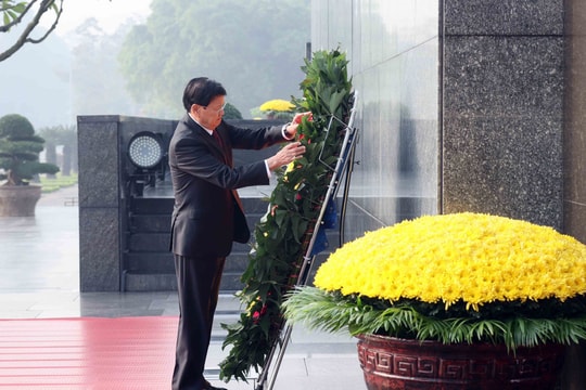 Top Lao leader pays tribute to President Ho Chi Minh