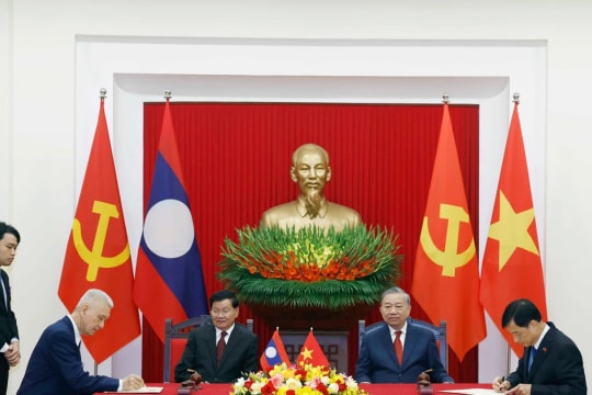 Top Lao leader leaves Hanoi, concluding state visit to Vietnam