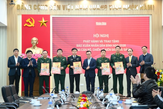 Trao tặng Báo Xuân Nhân Dân Bính Ngọ 2026 tới cán bộ, chiến sĩ biên giới và hải đảo