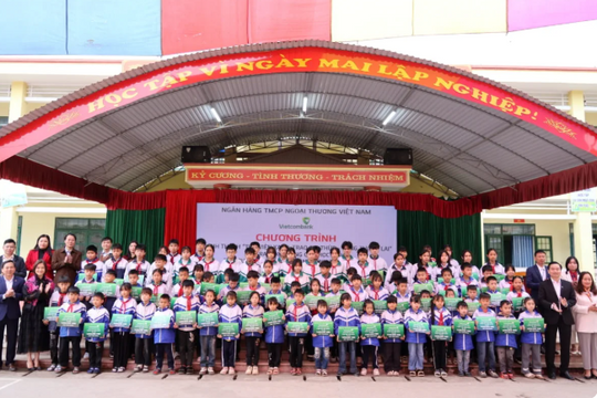 Vietcombank trao tặng Thư viện Xanh và học bổng "Cùng em tiến bước"