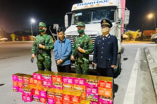 Quảng Ninh: Bắt lái xe đầu kéo chở theo 55 hộp pháo hoa nổ