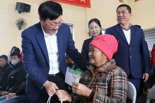 NHCSXH thăm, tặng quà Tết cho các đối tượng chính sách Lạng Sơn