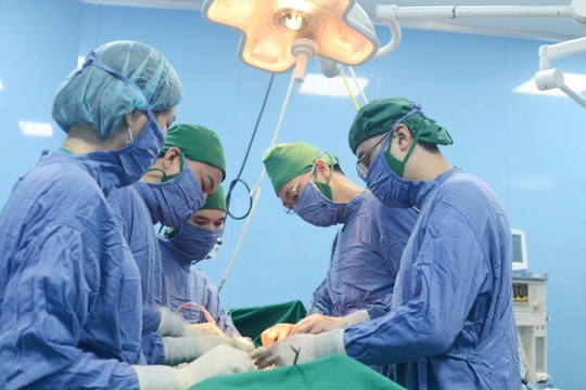 Người đàn ông suýt mất mạng vì đau bụng âm ỉ