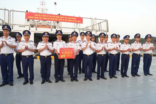 Chính ủy Cảnh sát biển Việt Nam thăm, chúc Tết cán bộ, chiến sĩ Bộ Tư lệnh Vùng Cảnh sát biển 4