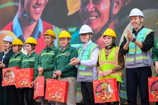 “Xây Tết 2026” trao quà cho hơn 1.100 công nhân tại Hà Nội