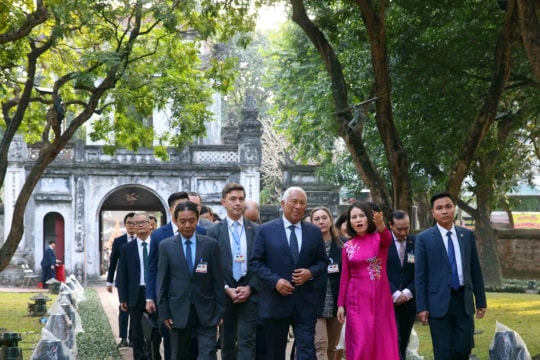 European Council President visits Temple of Literature, Hanoi’s metro line project