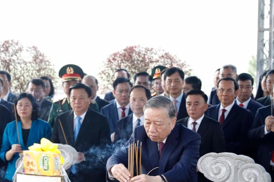 Party chief offers incense in tribute to late Party General Secretaries in Ha Tinh