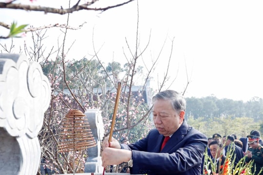 Party chief pays floral tribute to President Ho Chi Minh in Nghe An