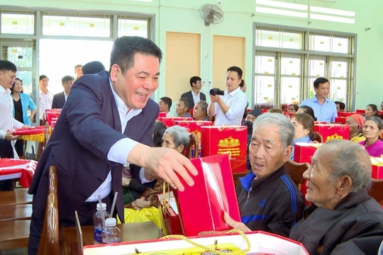 Phó Bí thư Đảng ủy Quốc hội Nguyễn Hồng Diên thăm, tặng quà Tết người dân tỉnh Gia Lai