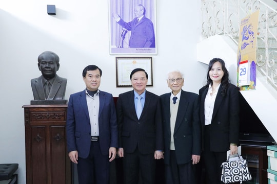 Phó Chủ tịch Quốc hội Nguyễn Khắc Định thăm, chúc tết gia đình các cố lãnh đạo Quốc hội