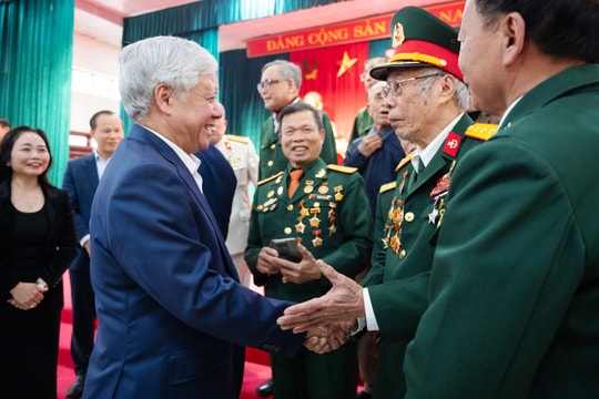 Phó Chủ tịch Thường trực Quốc hội Đỗ Văn Chiến tặng quà gia đình chính sách, người có hoàn cảnh khó khăn tỉnh Bắc Ninh