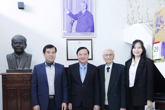 Phó Chủ tịch Quốc hội Nguyễn Khắc Định thăm, chúc tết gia đình các cố lãnh đạo Quốc hội