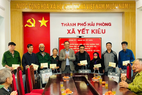 Đại biểu Quốc hội thăm, tặng quà đối tượng chính sách tại Hải Phòng