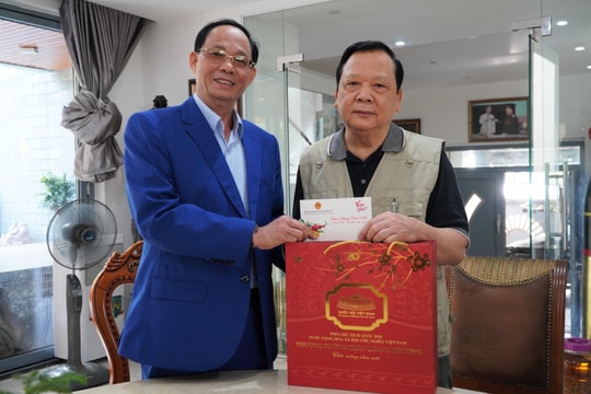 Phó Chủ tịch Quốc hội, Thượng tướng Trần Quang Phương thăm, chúc Tết nguyên lãnh đạo Quốc hội và gia đình chính sách tại Đà Nẵng