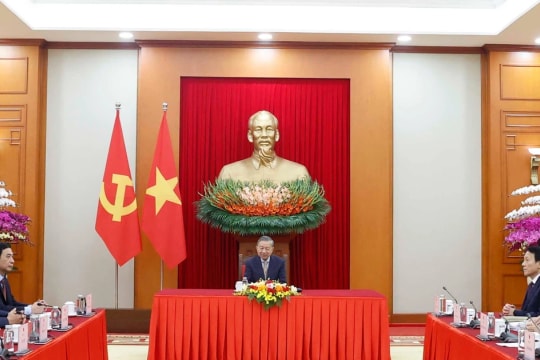 Party General Secretary holds phone talks with RoK President