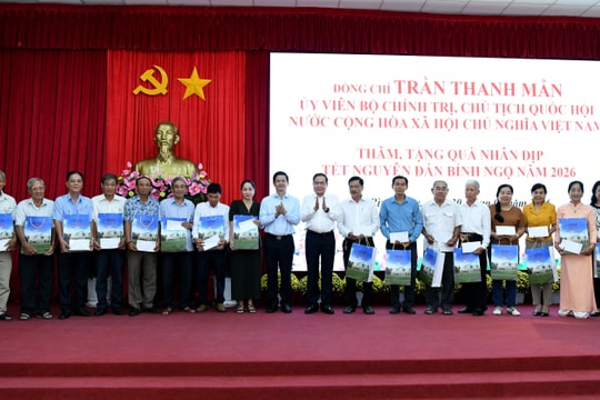 Chủ tịch Quốc hội Trần Thanh Mẫn thăm, tặng quà gia đình chính sách tại phường Bình Thủy, Cần Thơ