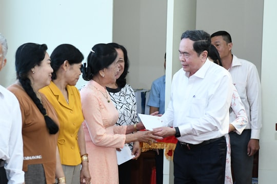 Chủ tịch Quốc hội Trần Thanh Mẫn thăm, tặng quà gia đình chính sách tại phường Bình Thủy, Cần Thơ