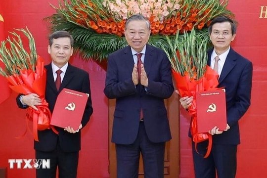 Trao quyết định của Bộ Chính trị về công tác cán bộ