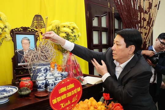 Chủ tịch nước Lương Cường thắp hương tưởng nhớ các đồng chí nguyên lãnh đạo Đảng, Nhà nước